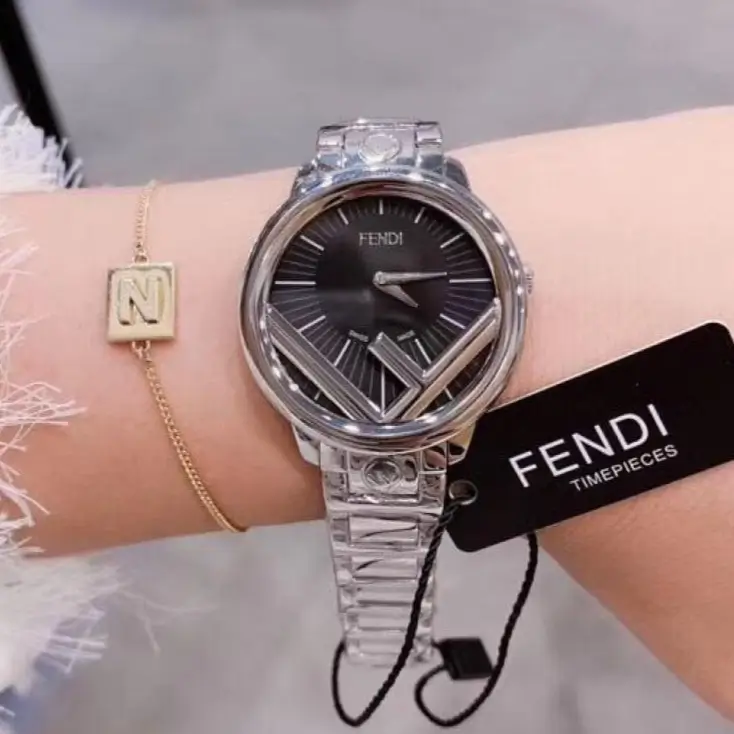 ساعه فندي نسائيه فضيه