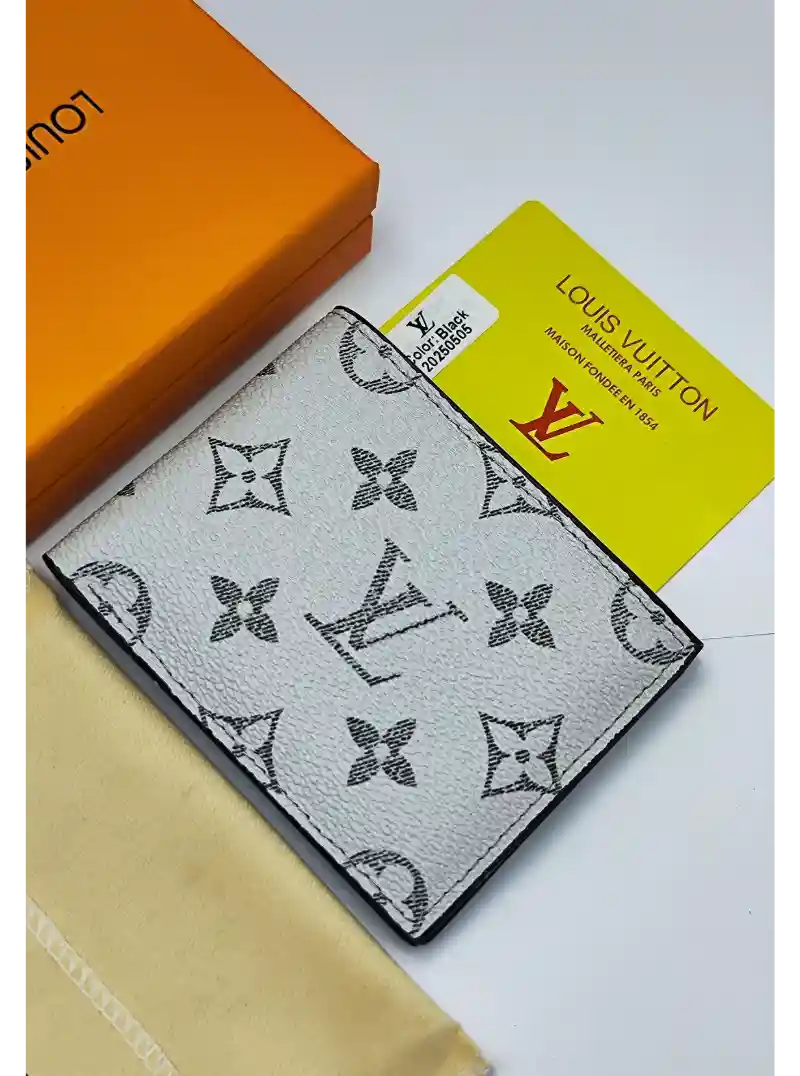 بوك رجالي ماركه لويس فيتون