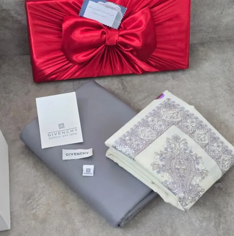 ثوب رمادي شتوي مع شال كشميري