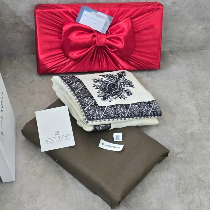 شال كشميري مع ثوب بني