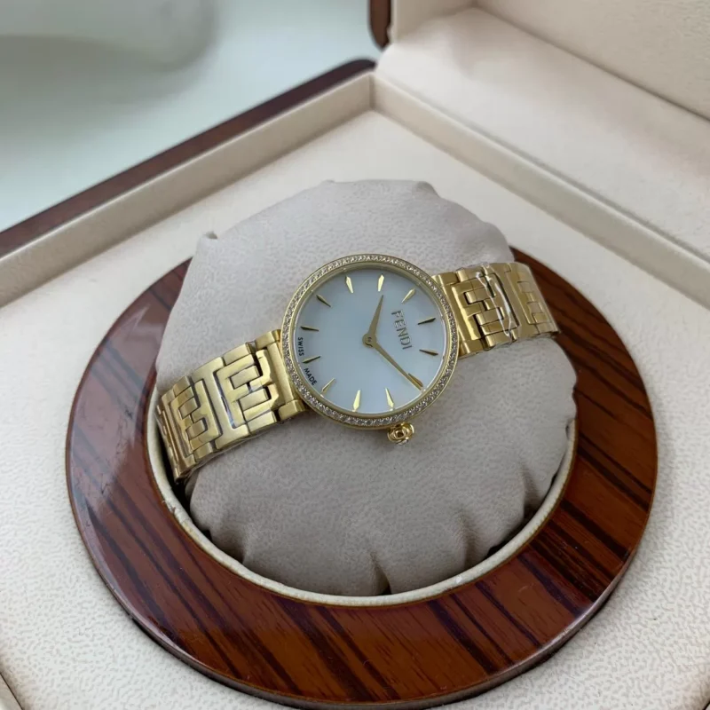 ساعه فندي نسائيه ذهبيه