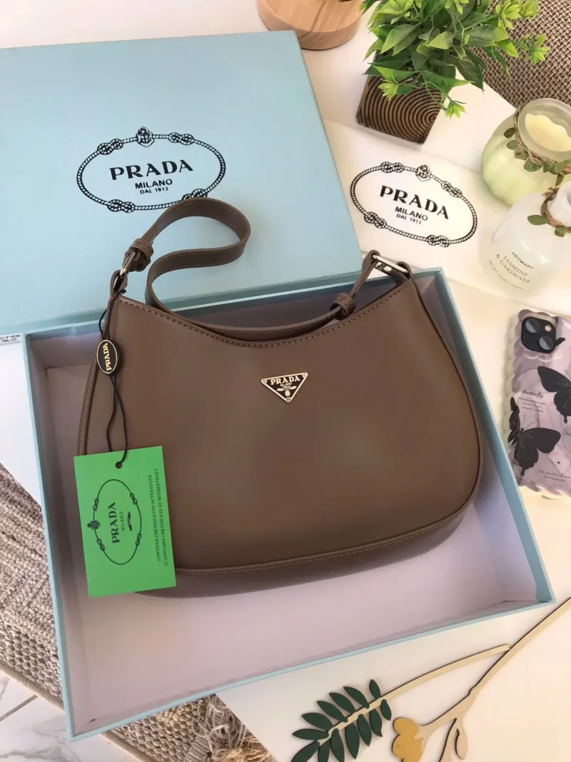 شنطة برادا اللون البيج