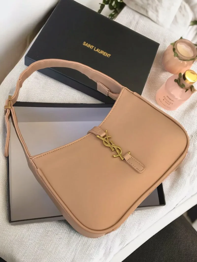 شنط ايف سان لوران