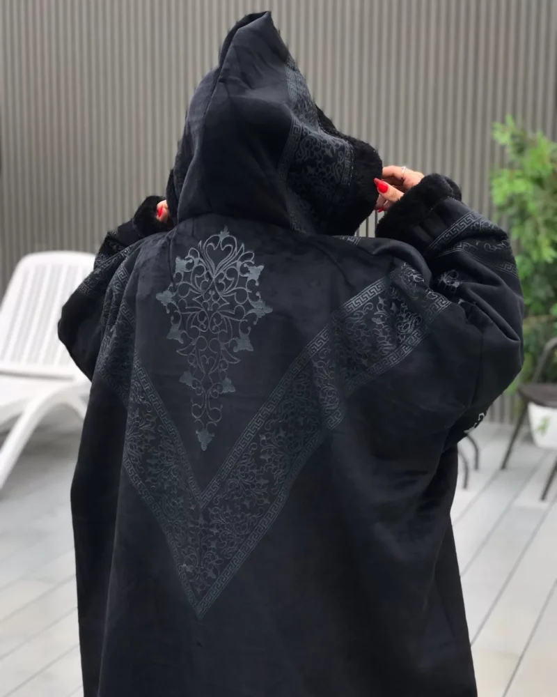 فروة نسائي سوداء بقبوع