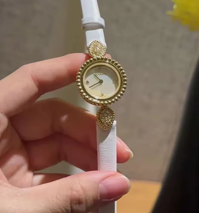 ساعة بوشرون البيضاء