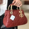 شنطة ديور حمراء