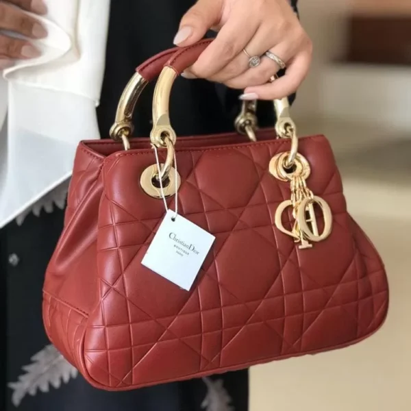 شنطة ديور حمراء