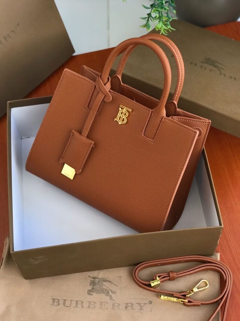 شنط ماركة بربري