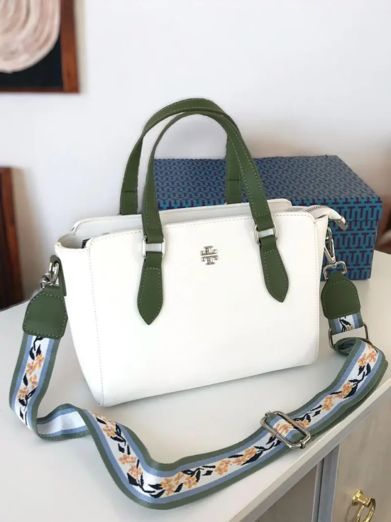 شنطة نسائية بيضاء