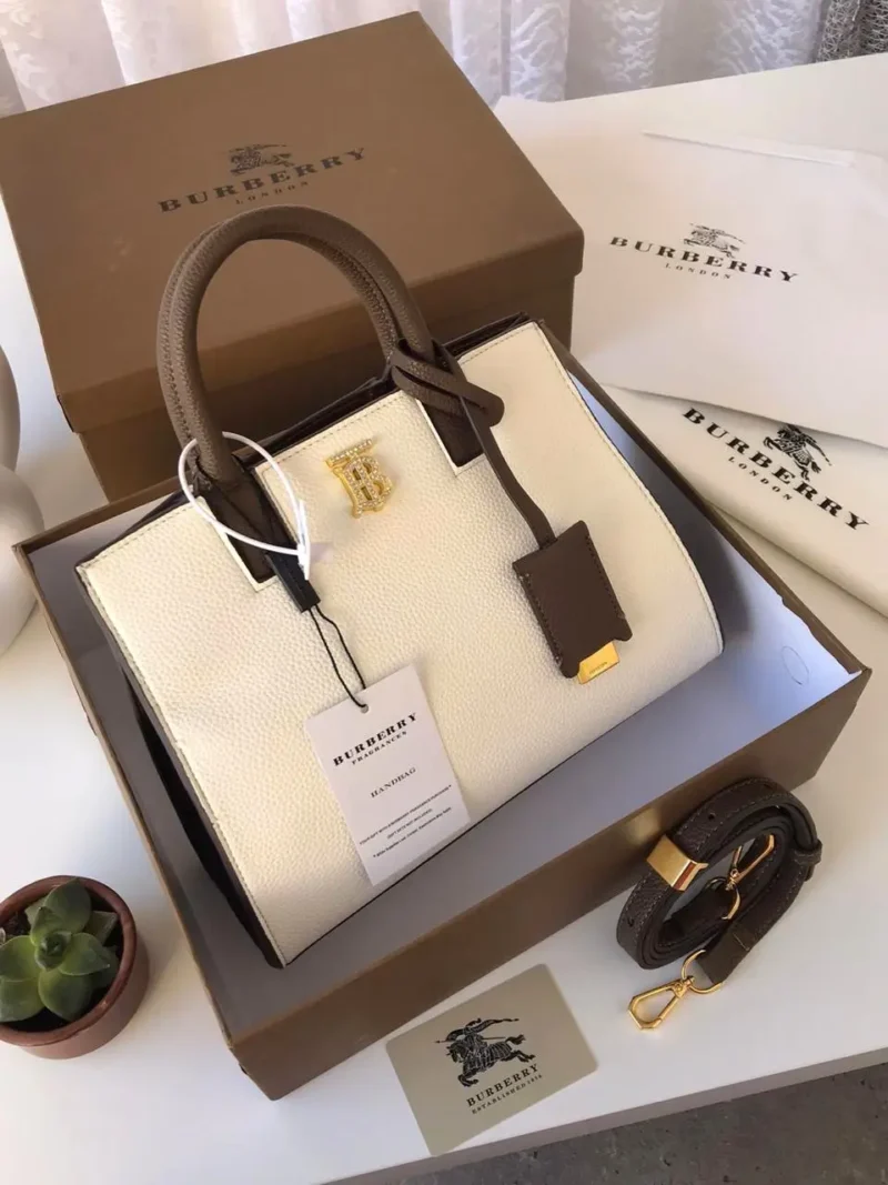 شنطة بربري جلد ابيض