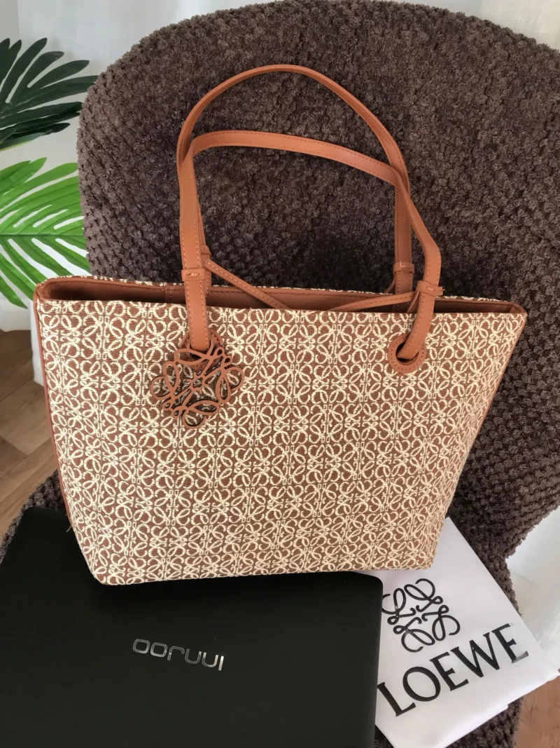 شنطة لويفي توت باق