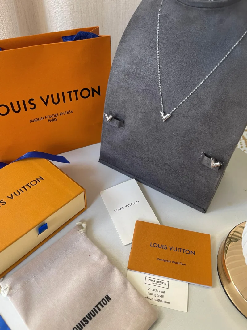 سلسال لويس فيتون v فضي