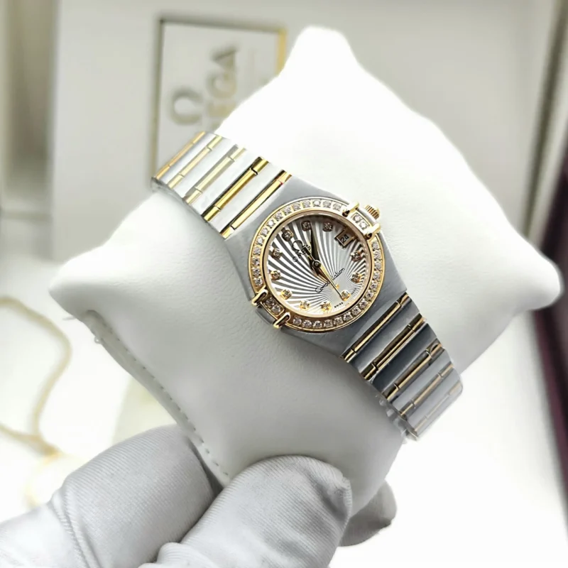 ساعة يد نسائية صغيرة