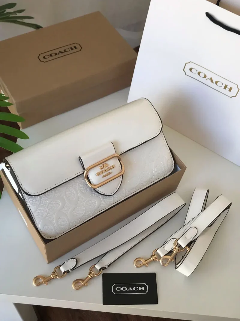 شنطة بيضاء ماركة كوتش