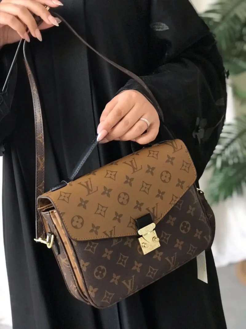 حقيبة صغيرة LV نسائية لون بني مونوغرام بقفل ذهبي