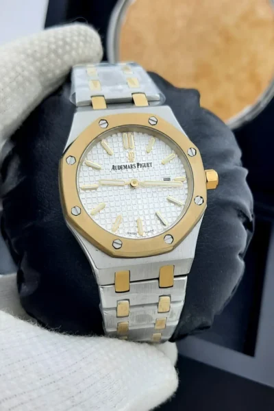 ساعة ادمر نسائية