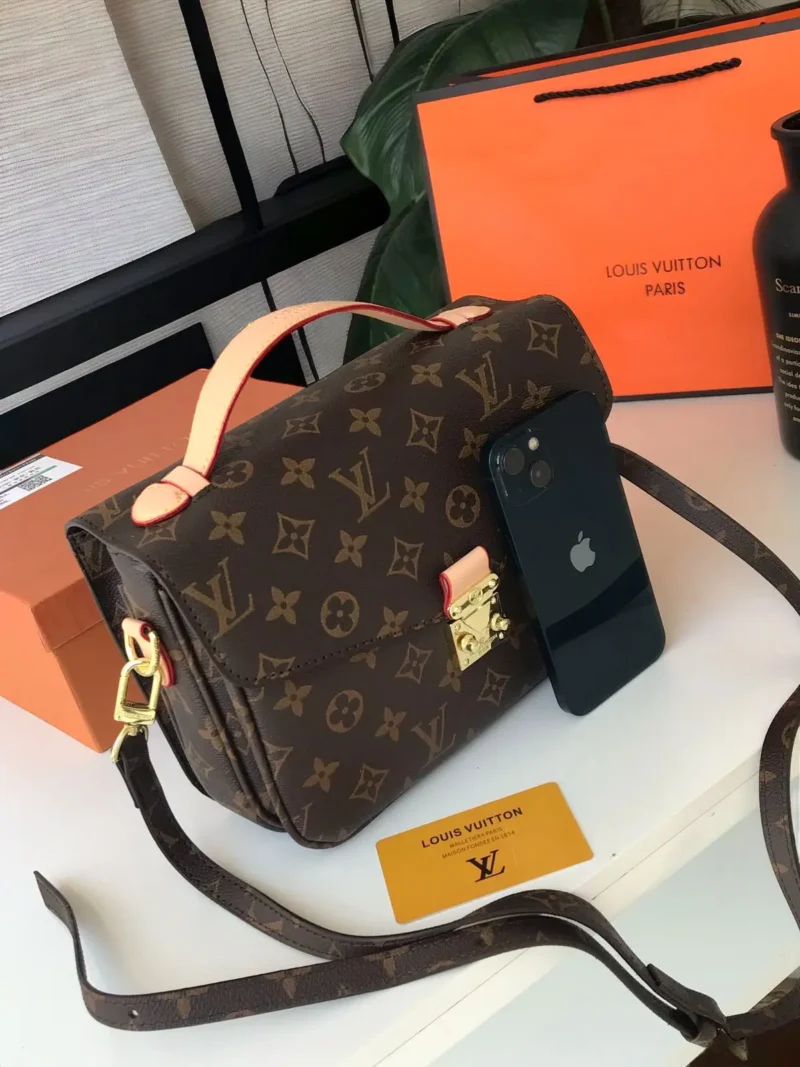 شنطة lv الصغيرة