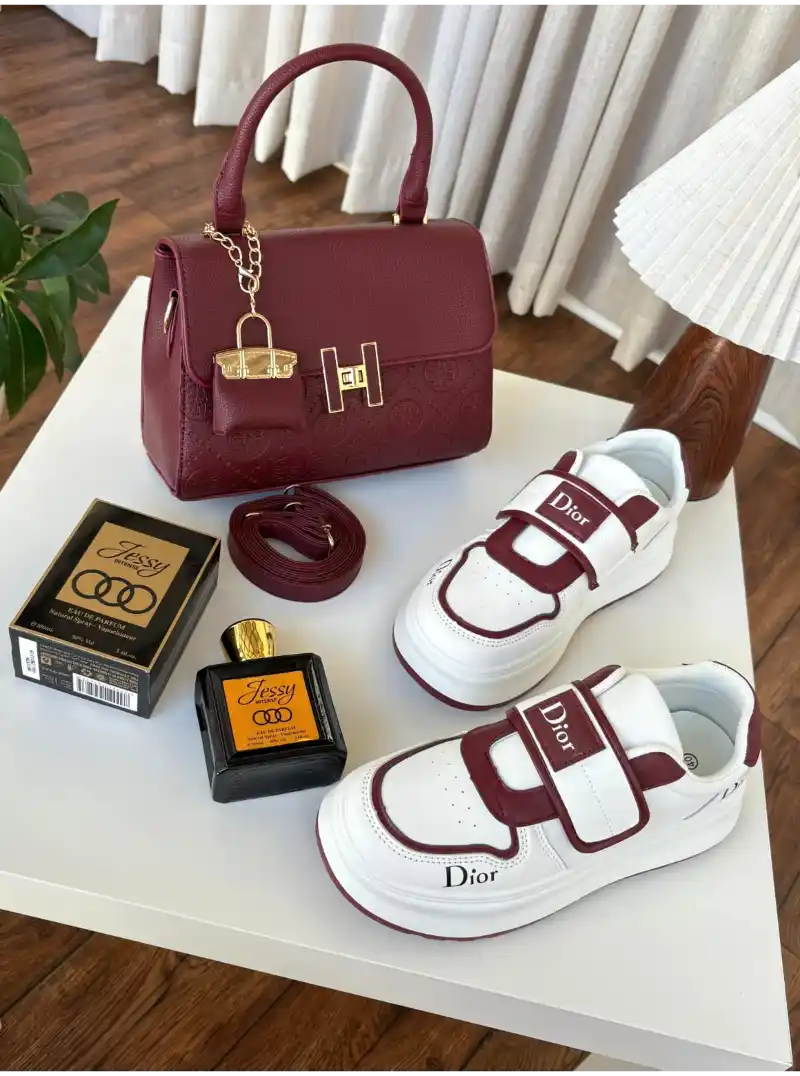 طقم هدية نسائي شنطة وشوز وعطر