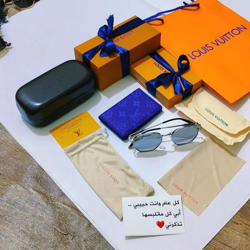 نظاره مع محفظه ماركة لويس فيتون