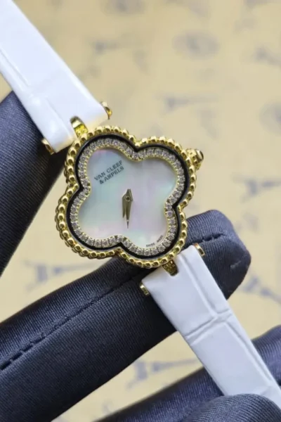 ساعة فان كليف نسائية