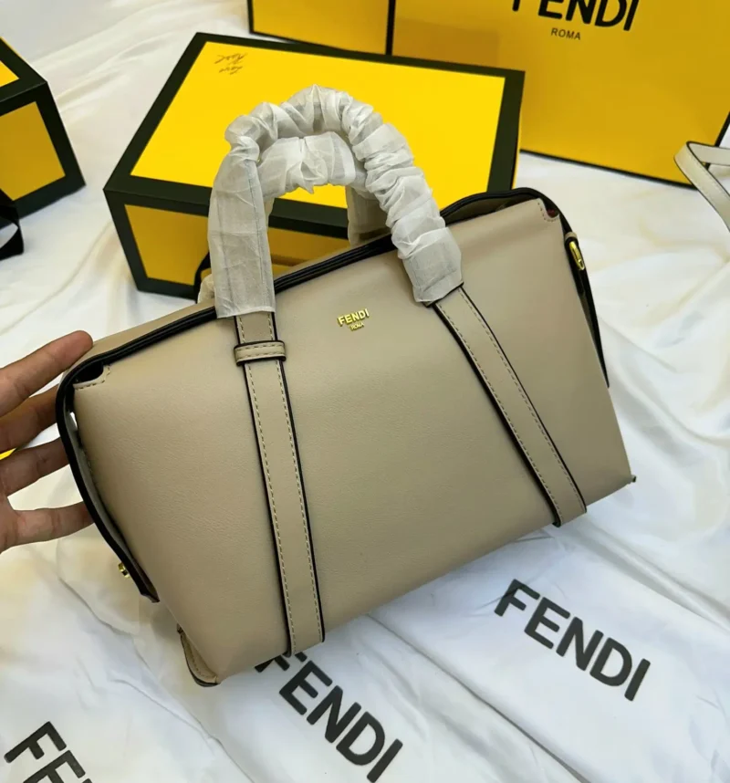 شنطة فندي جديدة كبيرة بيج