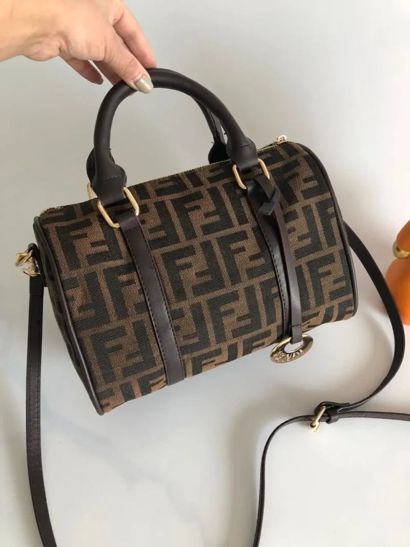 شنطة كبيرة فندي