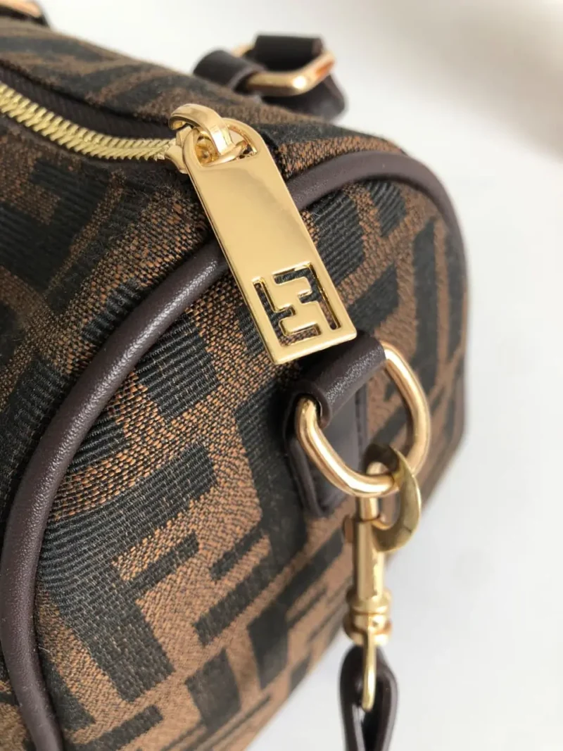 شنطة نسائية كبيرة ماركة فندي