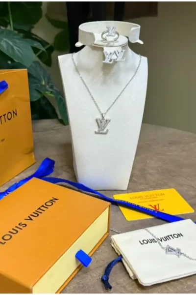 طقم اكسسوارات لويس فيتون سلسال واسوارة وخاتم وحلق