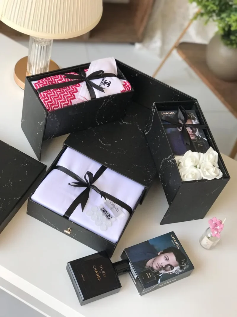 شماغ وقماش شانيل