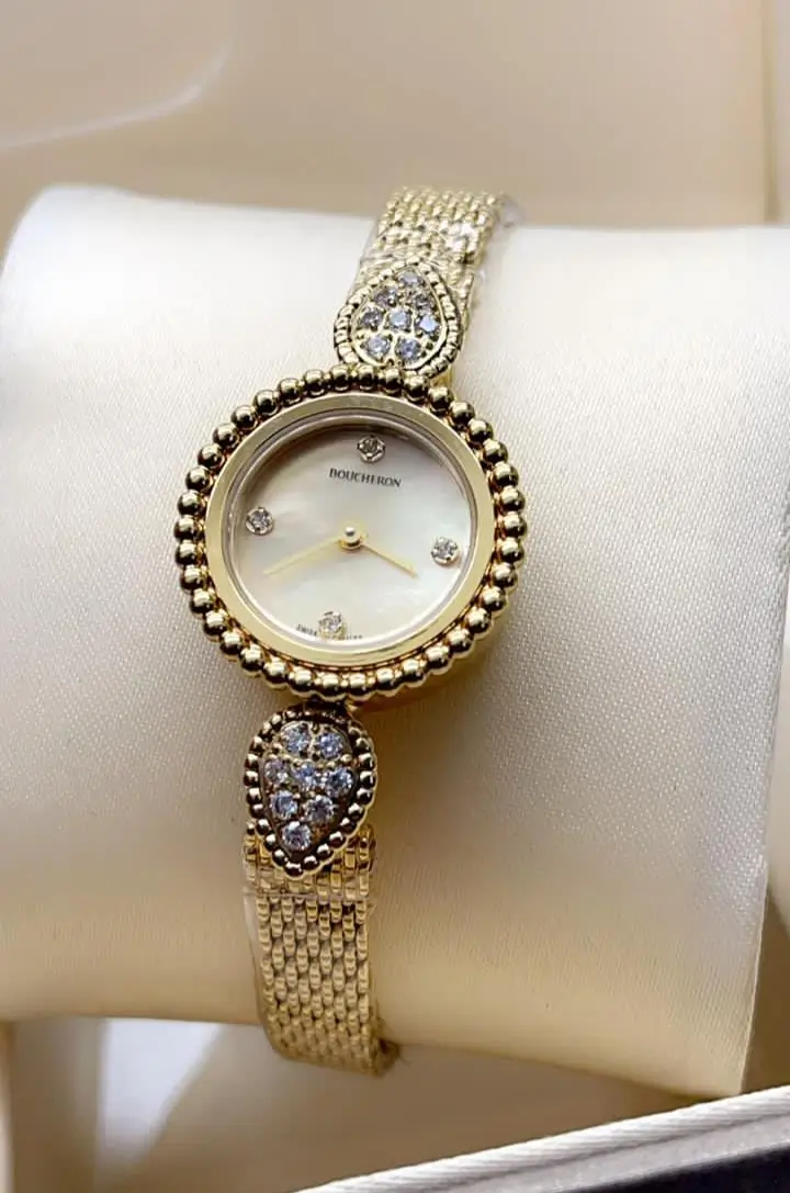 ساعة بوشرون نسائية ذهبية