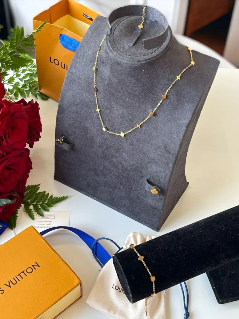 سلسال واسوارة وحلق لويس فيتون