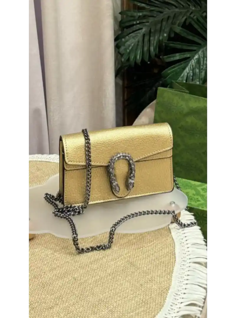 شنطة قوتشي ذهبي