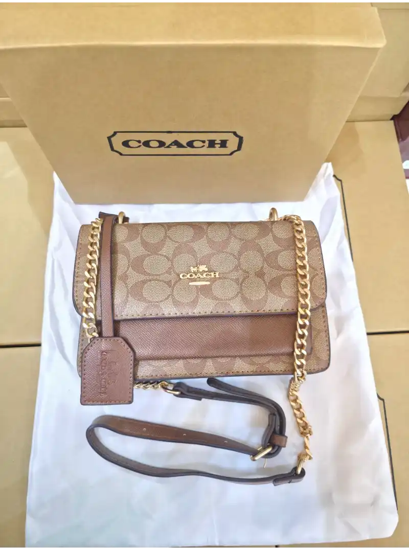 كوتش شنطة كتف بيج