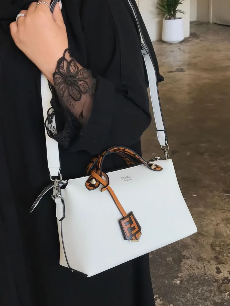 شنطة بيضاء فندي