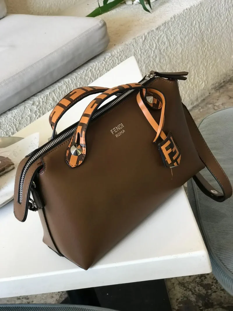 شنط فندي لون بني