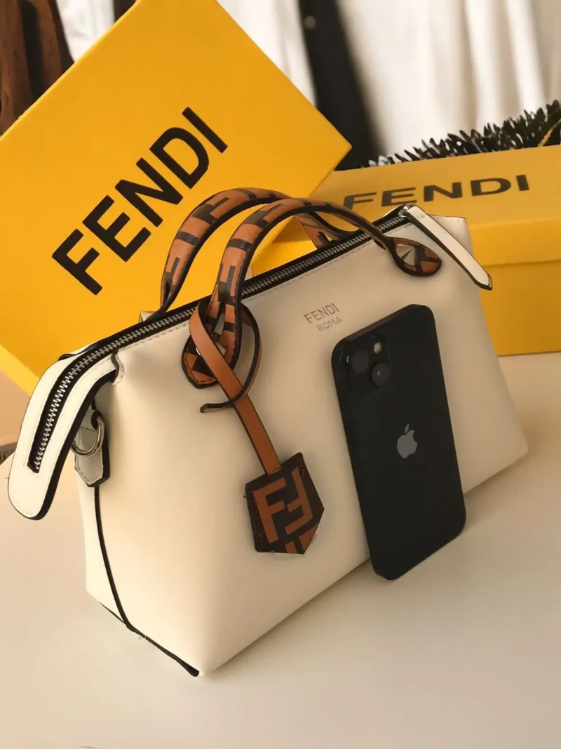 شنطة فندي ابيض