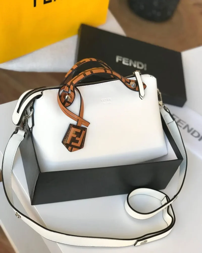 شنط فندي وسط