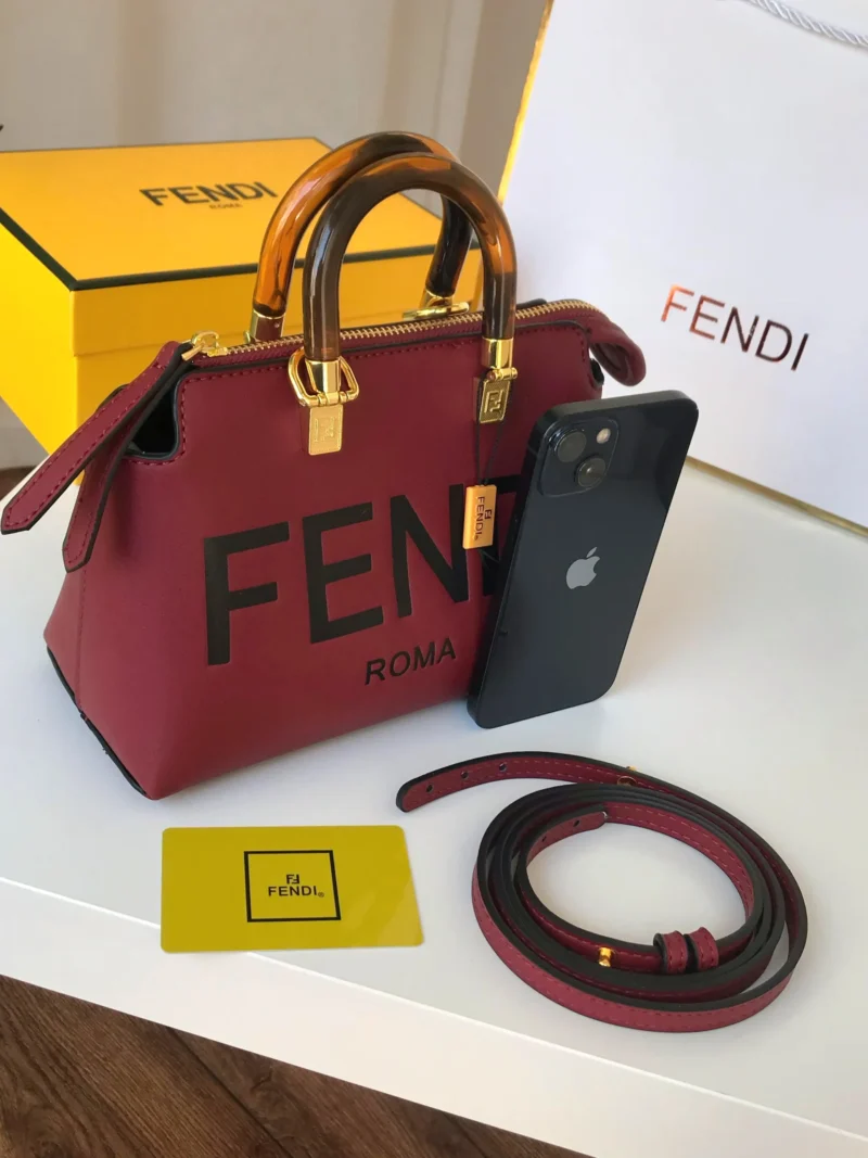 شنطه فندي لون احمر