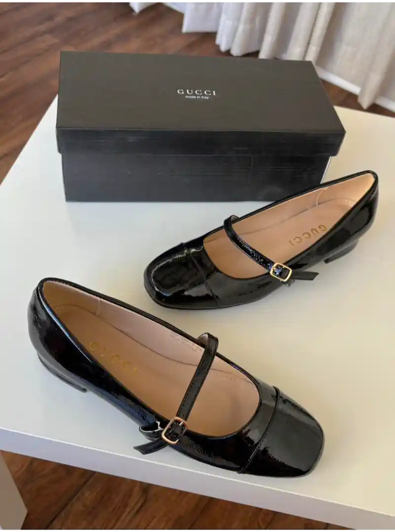 حذاء قوتشي كعب اسود