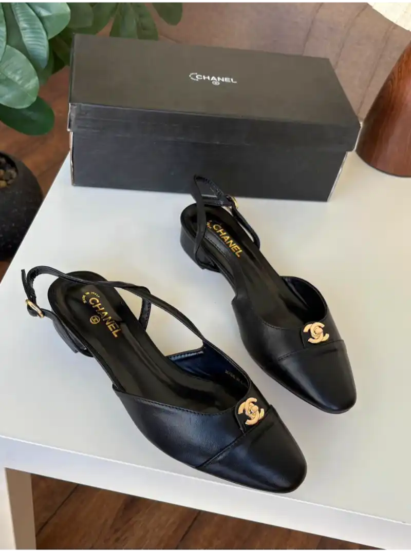 كعب شانيل اسود مفتوح