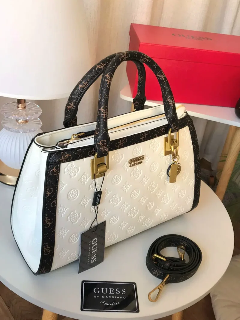 شنطة guess بيضاء