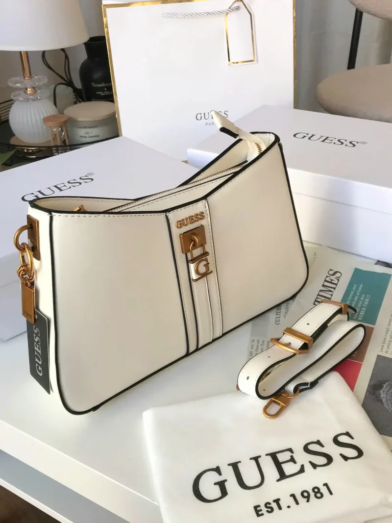 شنطة جيس البيضاء