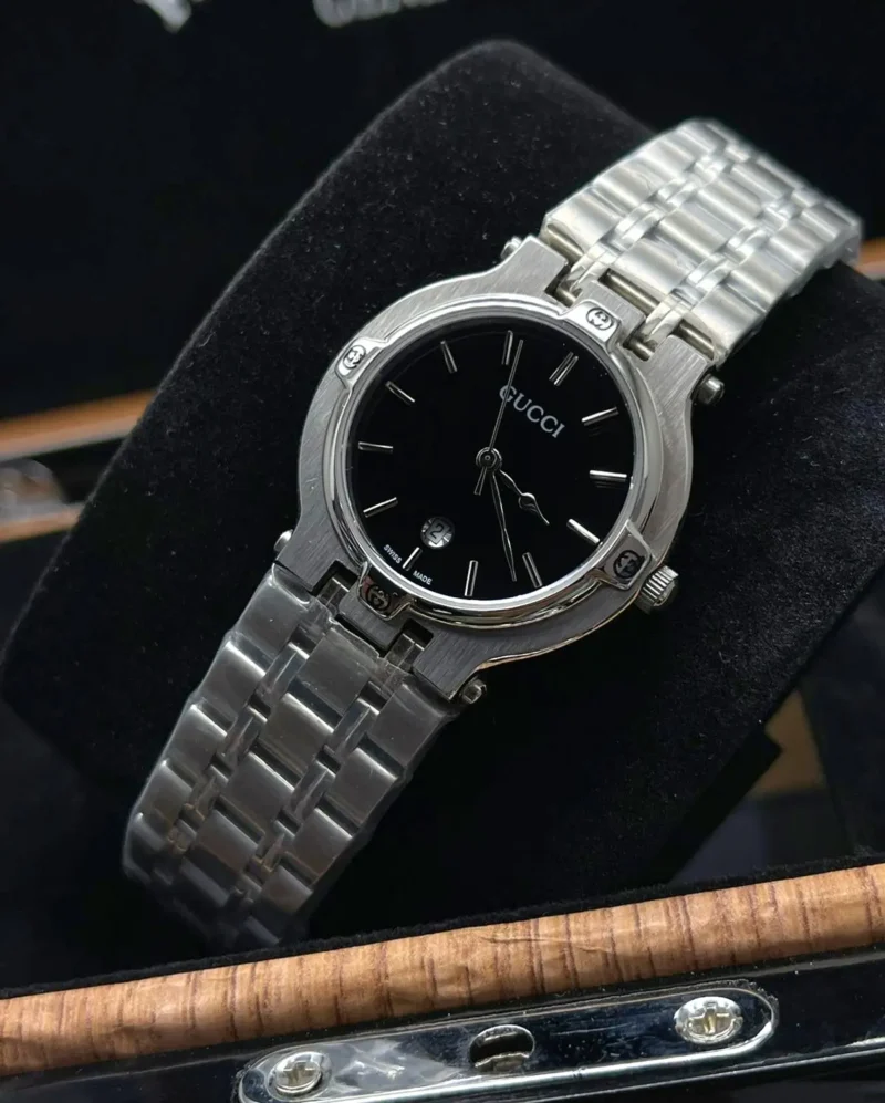 ساعة قوتشي نسائي فضي ميناء اسود