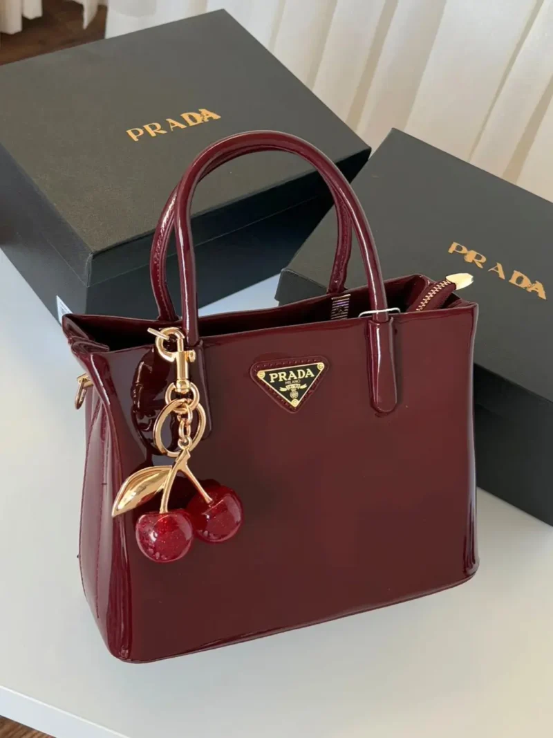 شنطه برادا لمعه عنابي