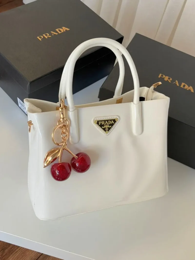 شنطه برادا جلد ابيض لمعه