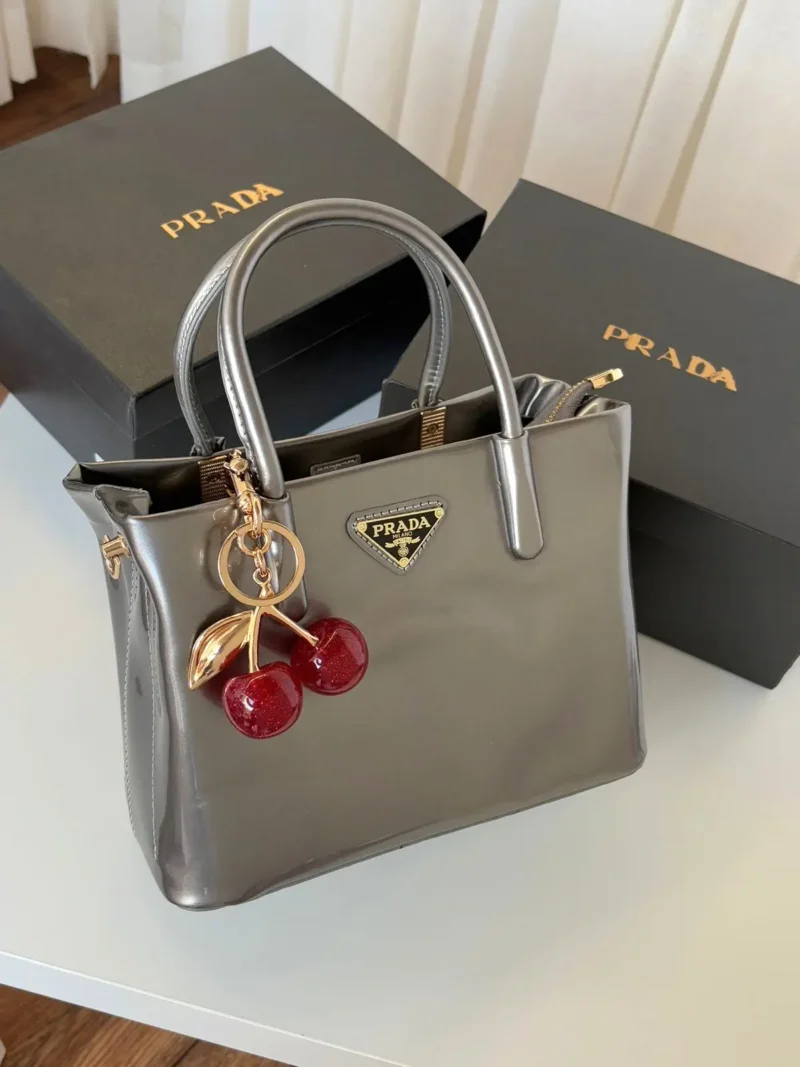 شنطه برادا فضي