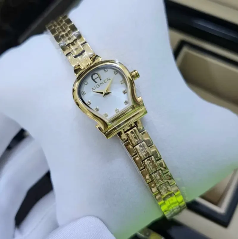 ساعه اقنر صغيره ذهبي