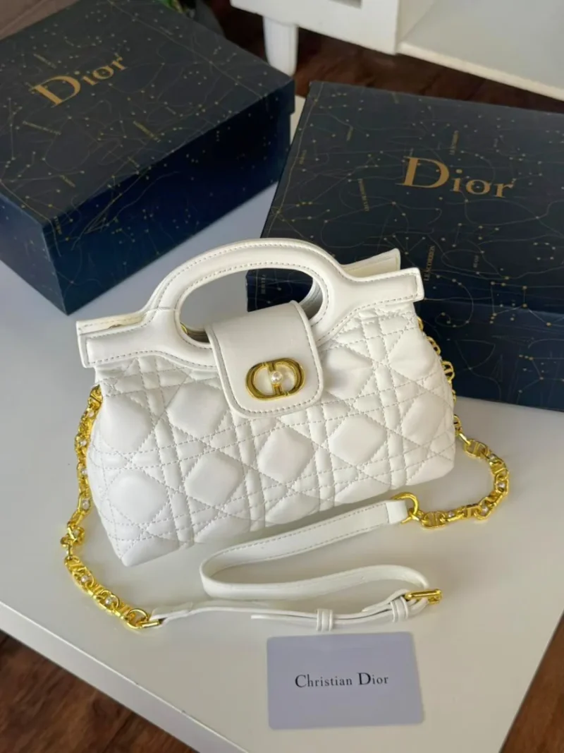 شنطة ديور بيضاء جلد