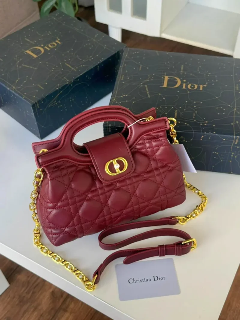 شنطة ديور حمراء