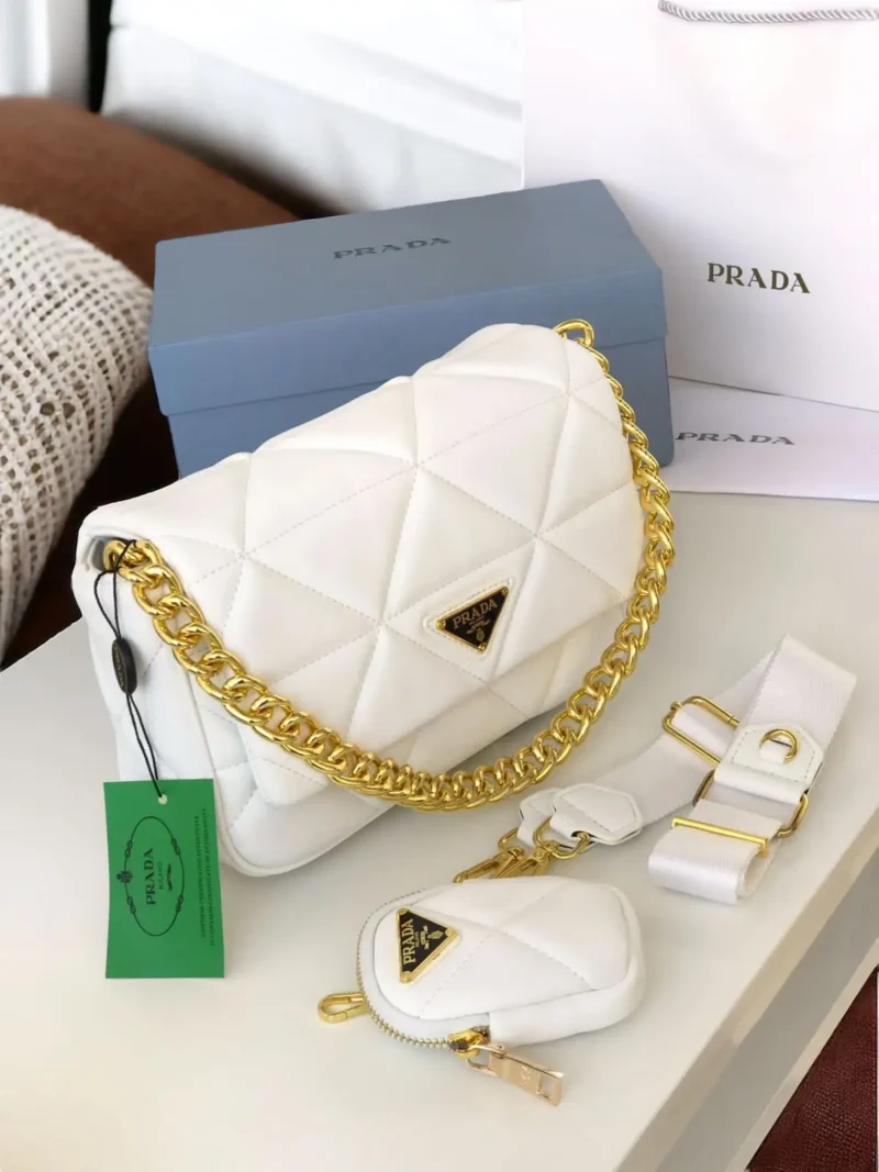 شنطة بيضاء صغيرة